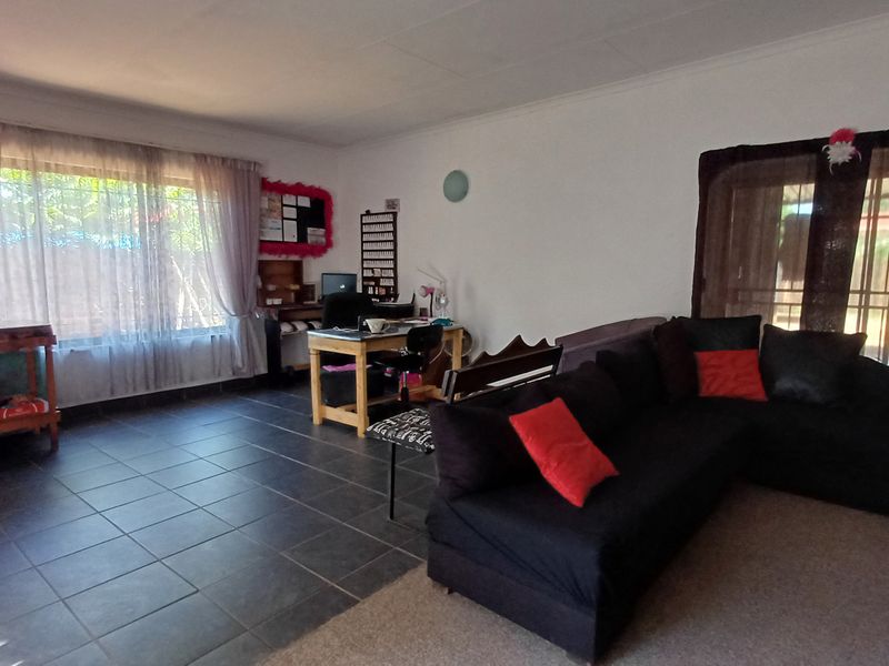 Spacious 5-Bedroom Freehold Home in Dorandia - Photo 5