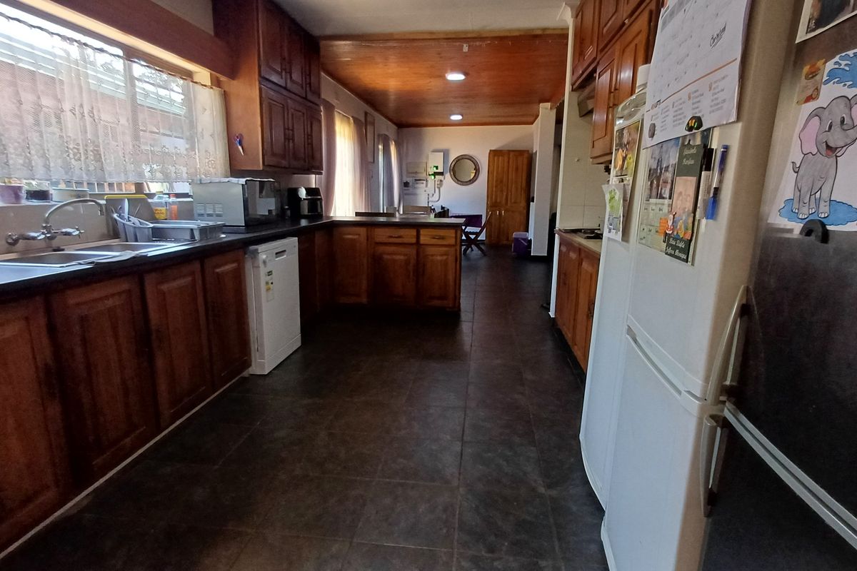 Spacious 5-Bedroom Freehold Home in Dorandia - Photo 4