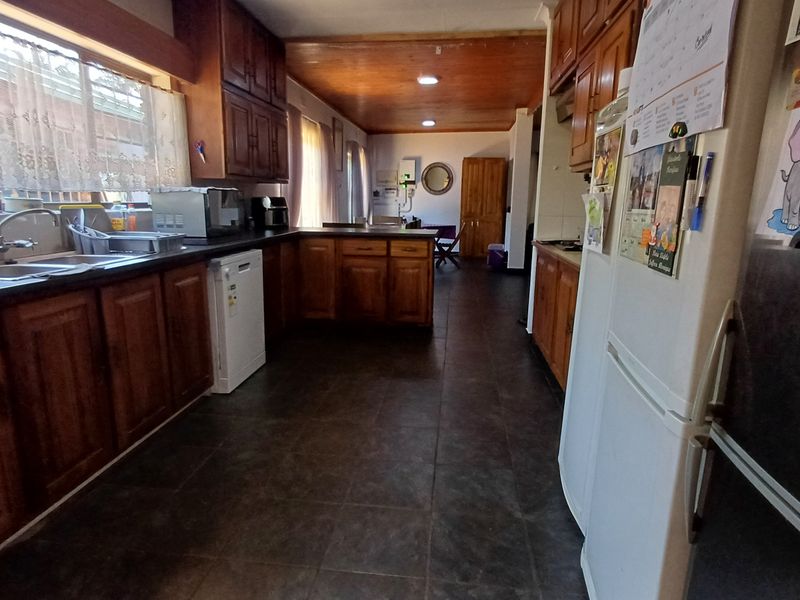 Spacious 5-Bedroom Freehold Home in Dorandia - Photo 4