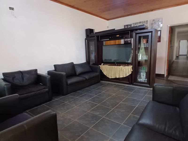 Spacious 5-Bedroom Freehold Home in Dorandia - Photo 9