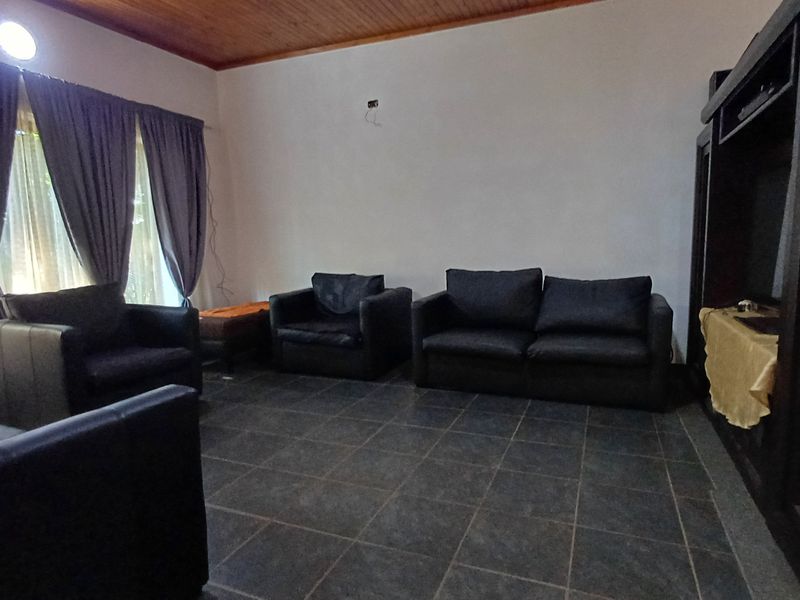 Spacious 5-Bedroom Freehold Home in Dorandia - Photo 8