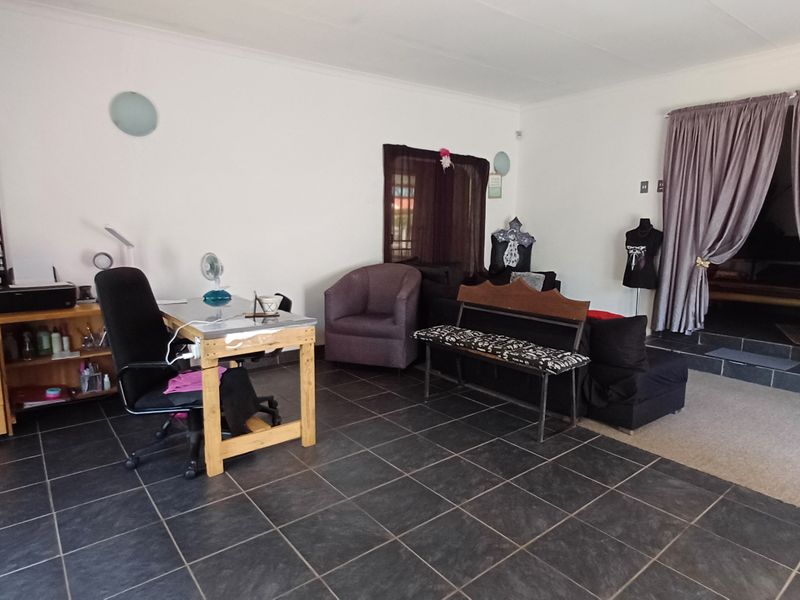 Spacious 5-Bedroom Freehold Home in Dorandia - Photo 7