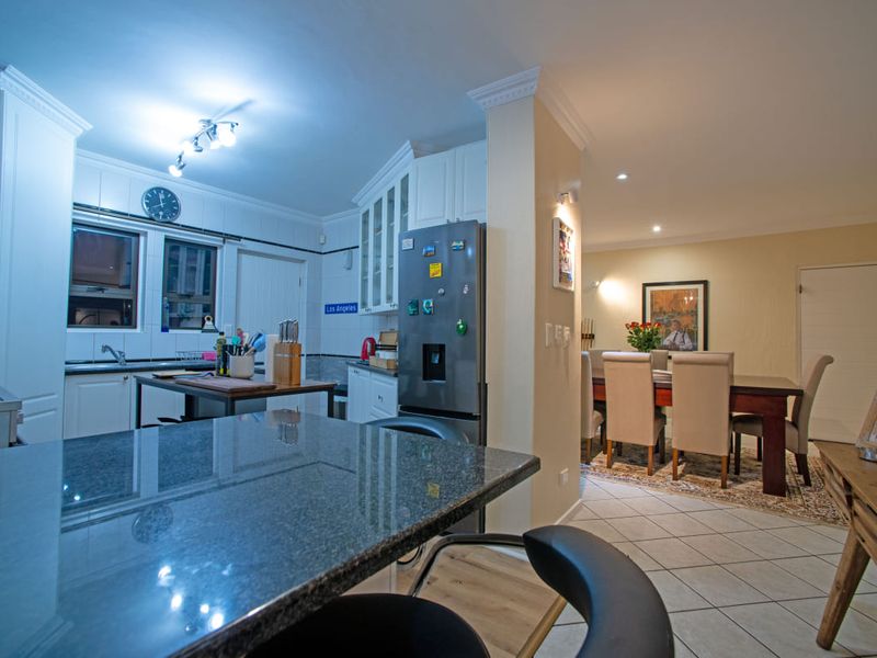 Stunning Double-Storey Home in a Secure Bedfordview Estate - Photo 4