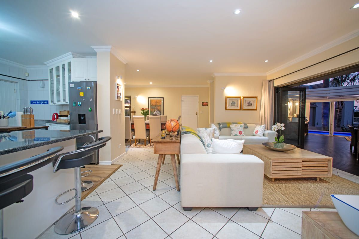 Stunning Double-Storey Home in a Secure Bedfordview Estate - Photo 3