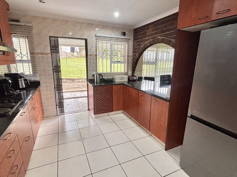 Modern Family Home with Separate 4-Bedroom Flatlet and Poolside Living - Photo 3