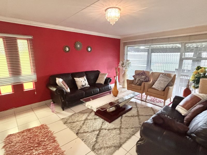 Modern Family Home with Separate 4-Bedroom Flatlet and Poolside Living - Photo 8