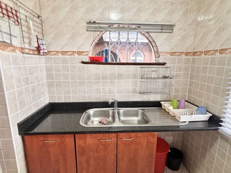 Modern Family Home with Separate 4-Bedroom Flatlet and Poolside Living - Photo 4