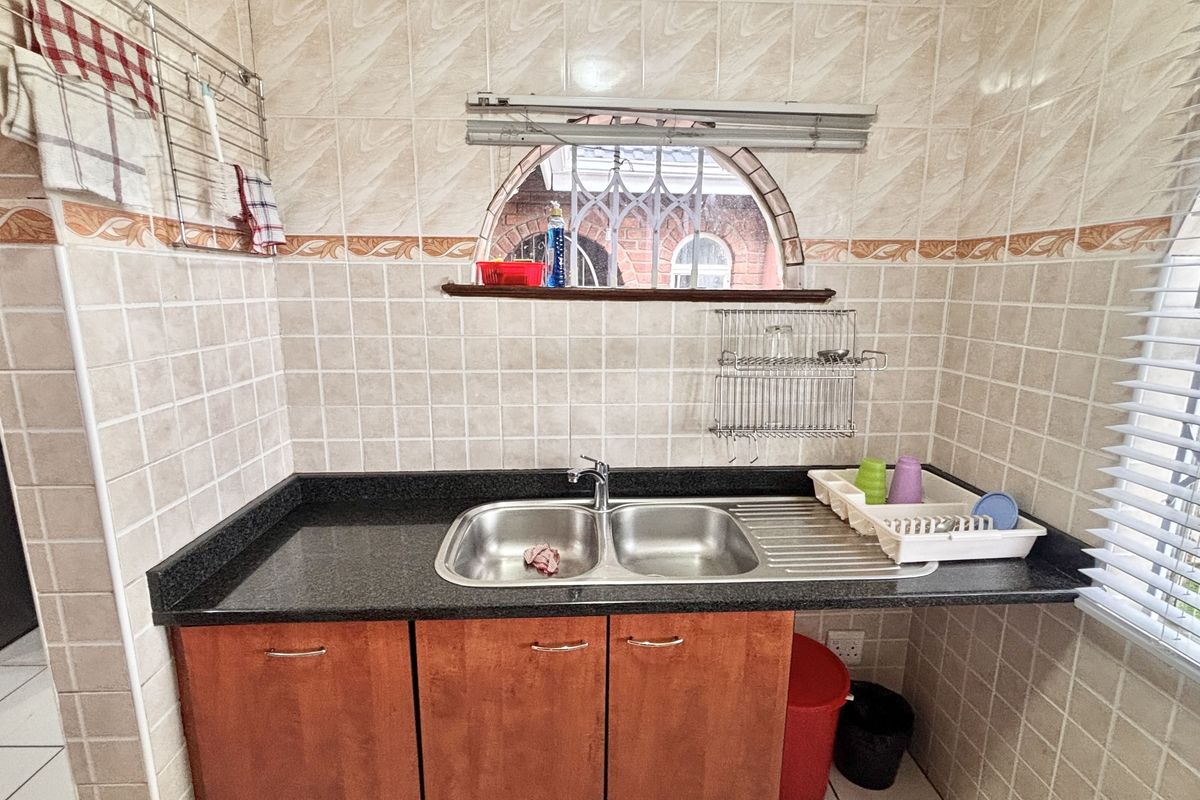 Modern Family Home with Separate 4-Bedroom Flatlet and Poolside Living - Photo 4