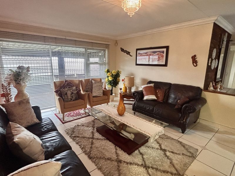 Modern Family Home with Separate 4-Bedroom Flatlet and Poolside Living - Photo 9