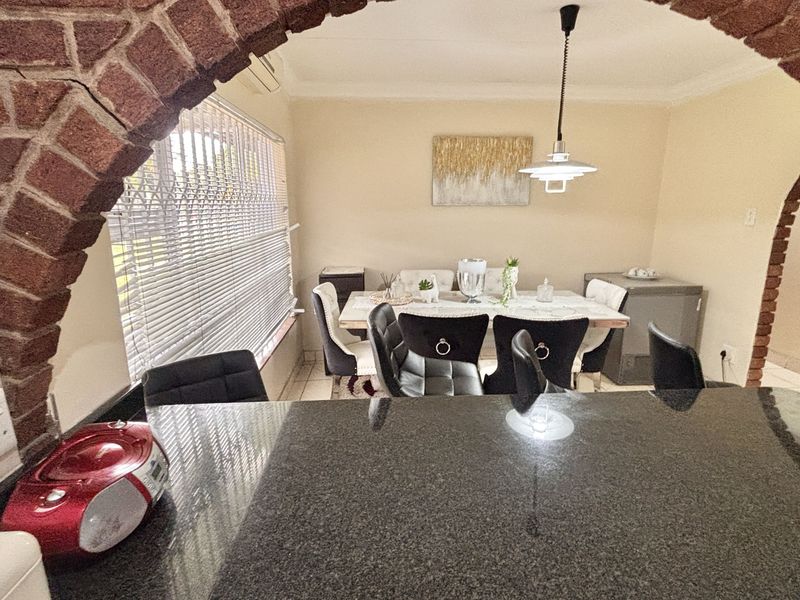 Modern Family Home with Separate 4-Bedroom Flatlet and Poolside Living - Photo 5