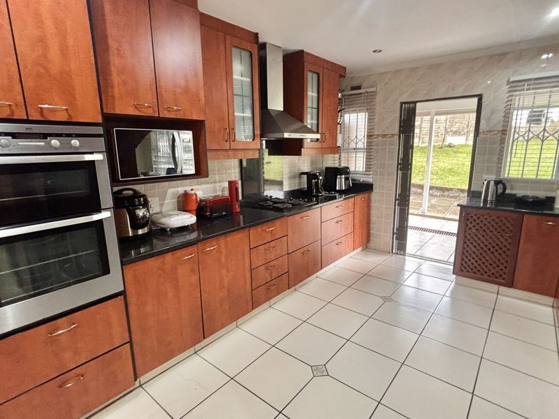 Modern Family Home with Separate 4-Bedroom Flatlet and Poolside Living - Photo 2