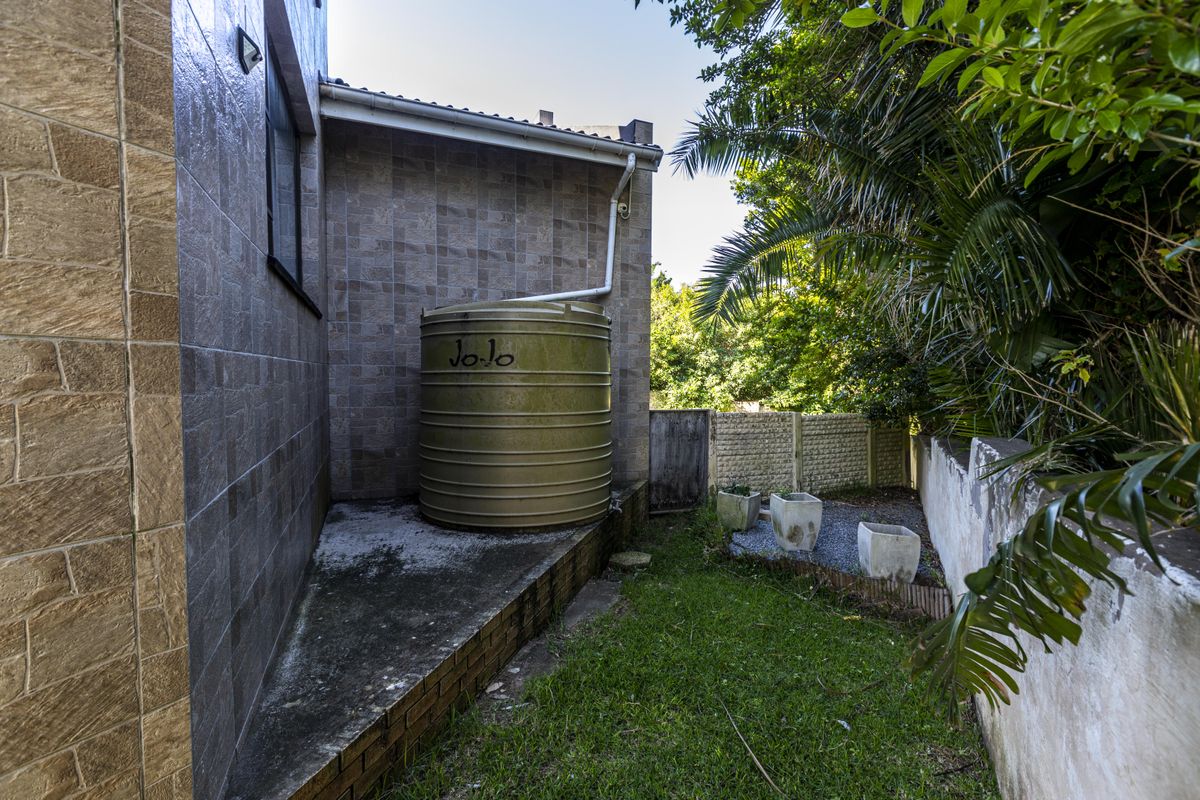 Clovelly Place: A Beautifully Designed Sanctuary Offering Privacy, Comfort, and Style - Photo 5