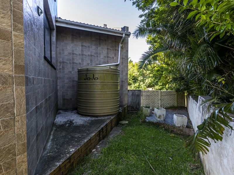 Clovelly Place: A Beautifully Designed Sanctuary Offering Privacy, Comfort, and Style - Photo 5