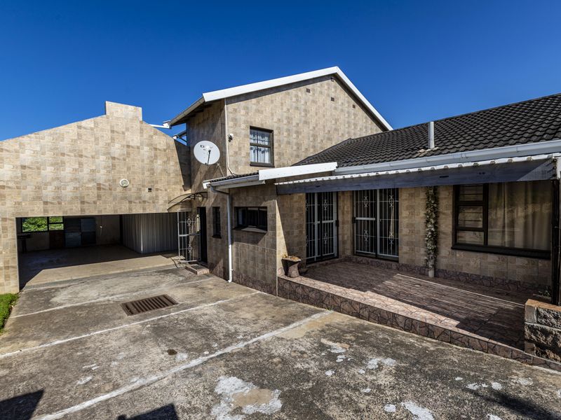 Clovelly Place: A Beautifully Designed Sanctuary Offering Privacy, Comfort, and Style - Photo 10