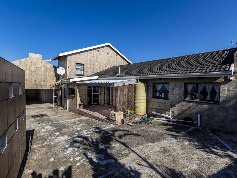 Clovelly Place: A Beautifully Designed Sanctuary Offering Privacy, Comfort, and Style - Photo 7