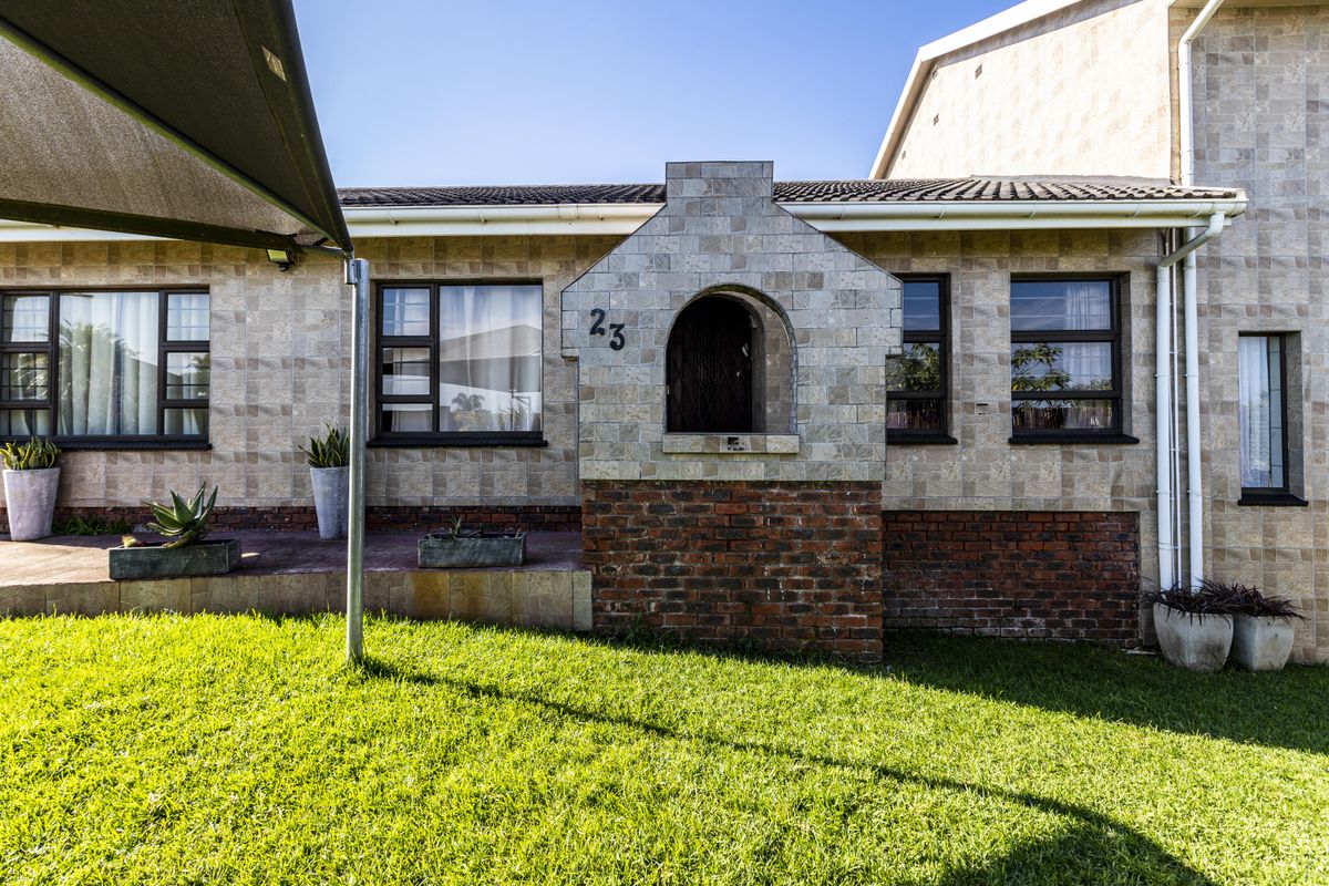 Clovelly Place: A Beautifully Designed Sanctuary Offering Privacy, Comfort, and Style - Photo 3