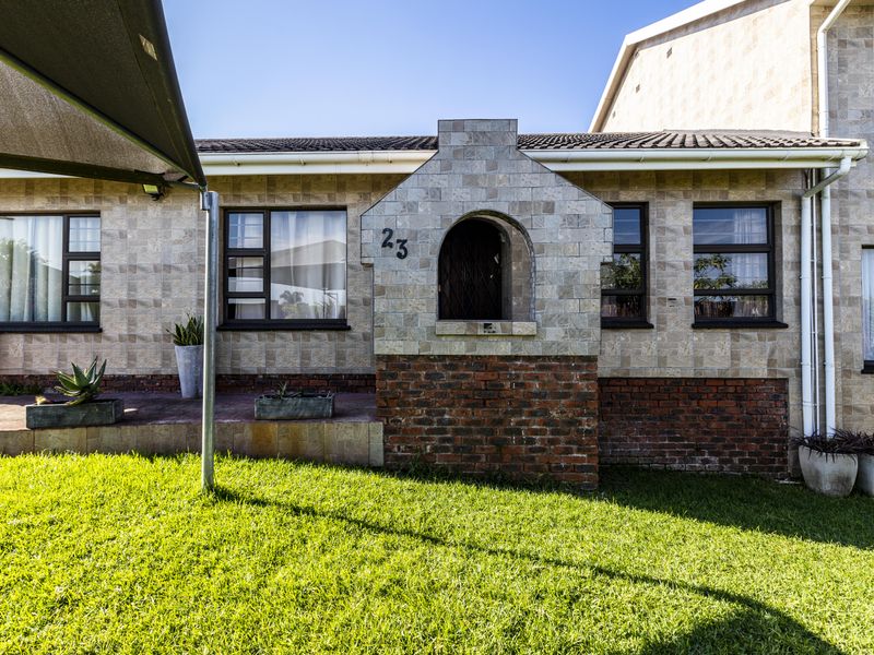 Clovelly Place: A Beautifully Designed Sanctuary Offering Privacy, Comfort, and Style - Photo 3