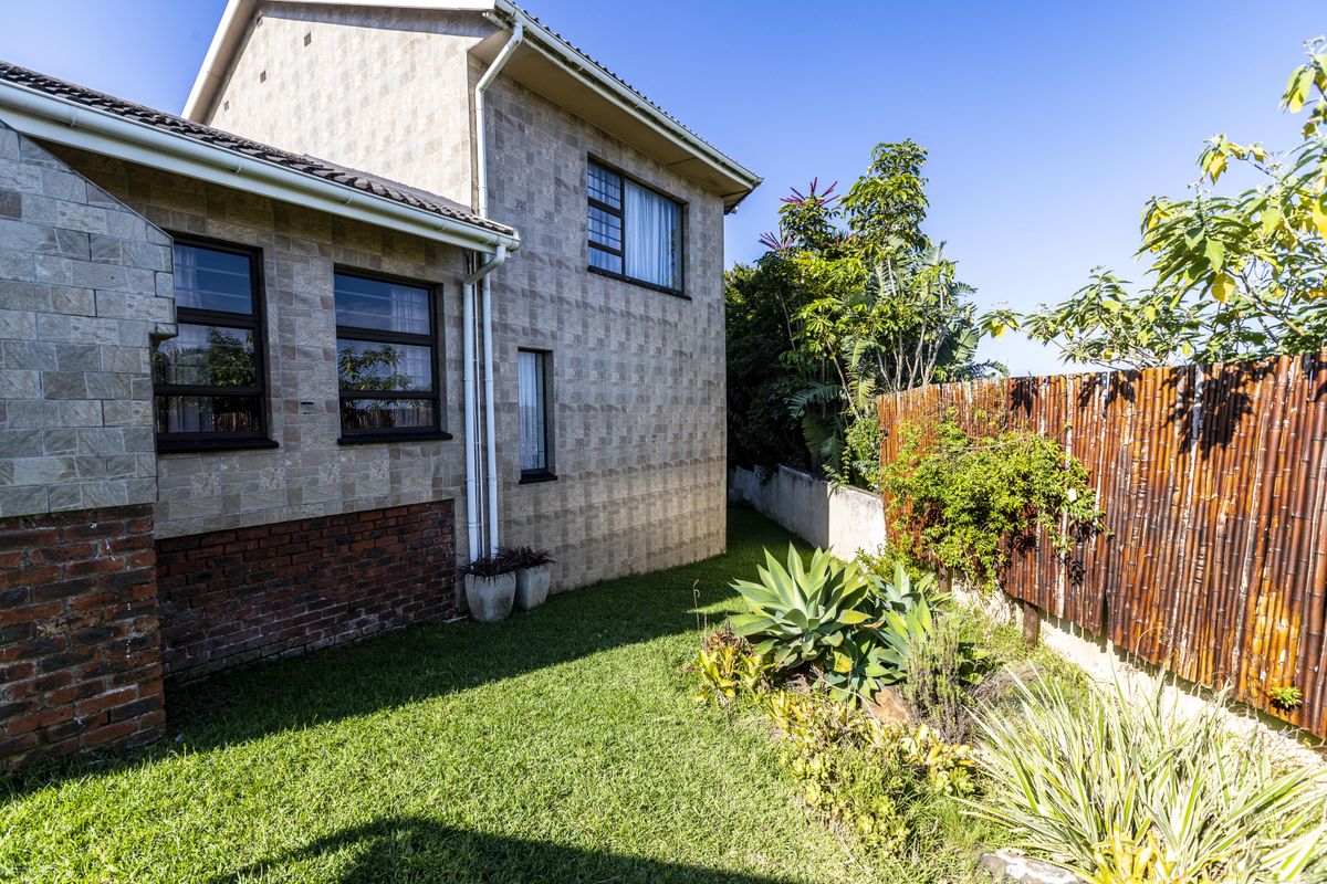 Clovelly Place: A Beautifully Designed Sanctuary Offering Privacy, Comfort, and Style - Photo 4