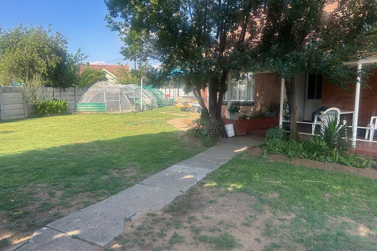 **Charming 3-Bedroom Home in the Heart of Vierfontein** - Photo 2