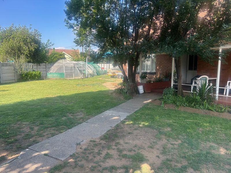 **Charming 3-Bedroom Home in the Heart of Vierfontein** - Photo 2