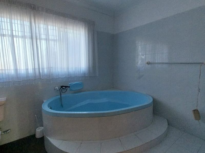 Luxurious Double-Story Estate in Secunda - Photo 10