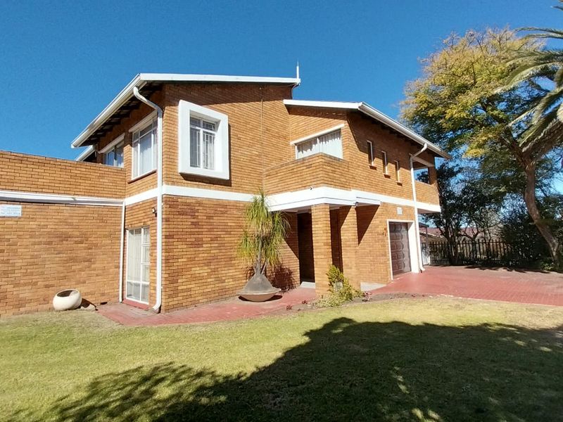 Luxurious Double-Story Estate in Secunda - Photo 2