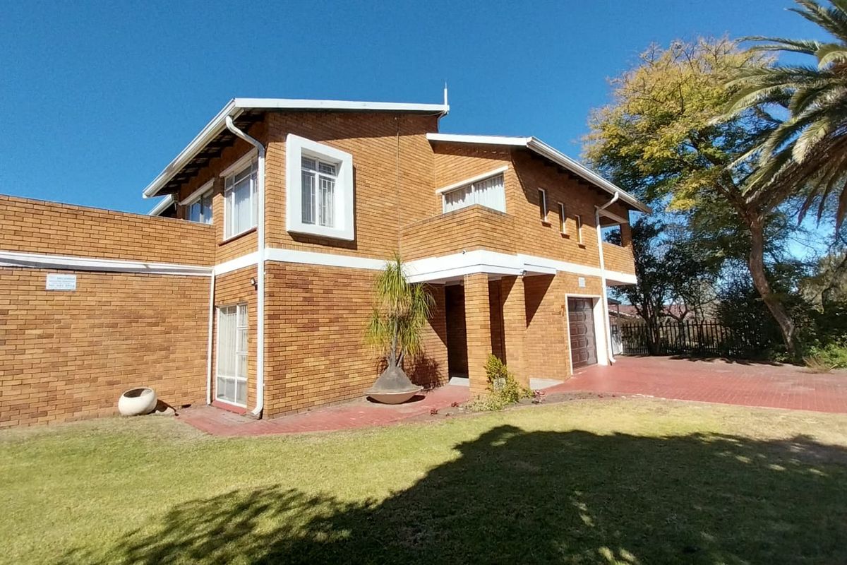 Luxurious Double-Story Estate in Secunda - Photo 2