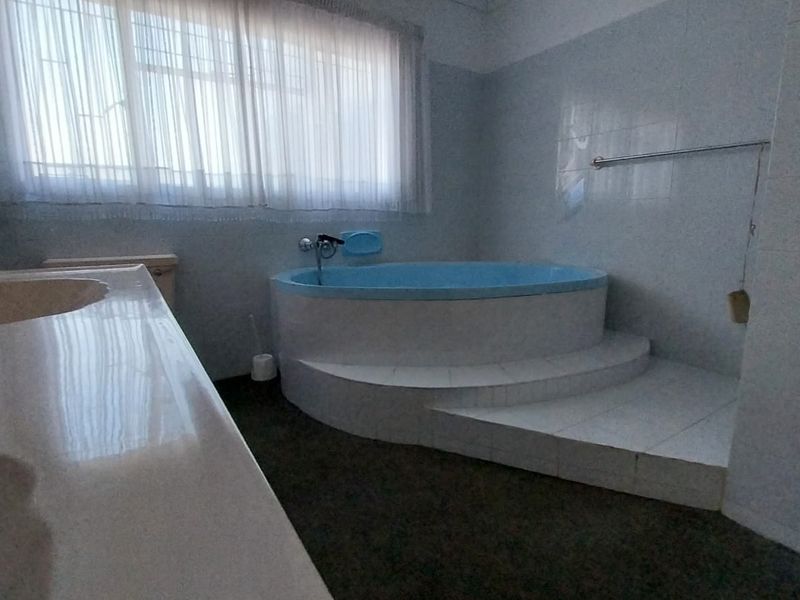 Luxurious Double-Story Estate in Secunda - Photo 9