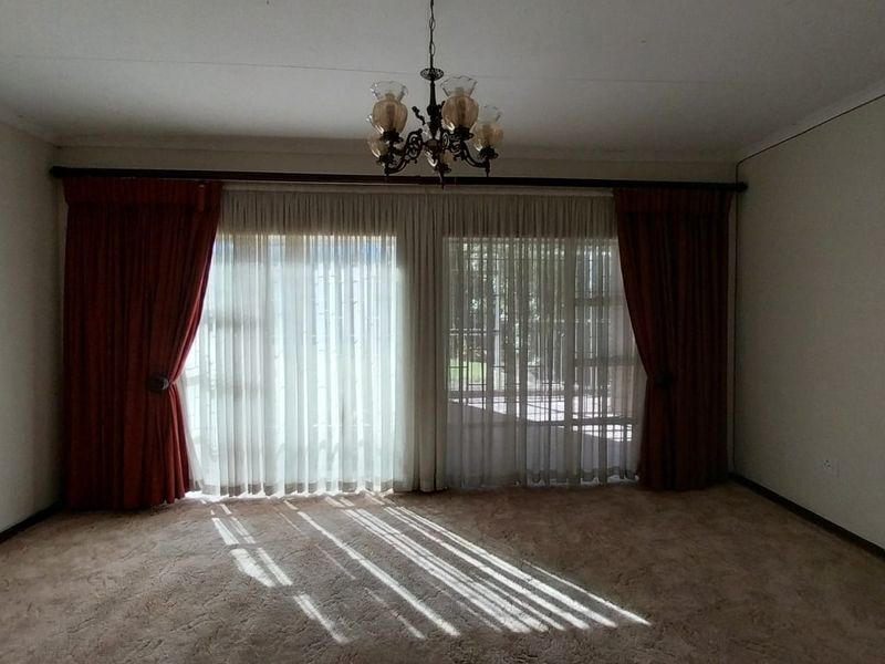 Luxurious Double-Story Estate in Secunda - Photo 8