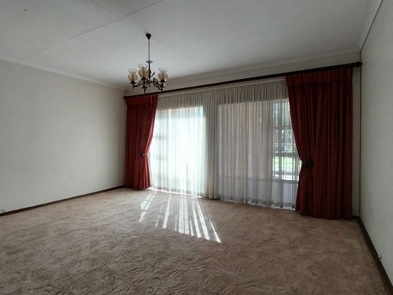 Luxurious Double-Story Estate in Secunda - Photo 7