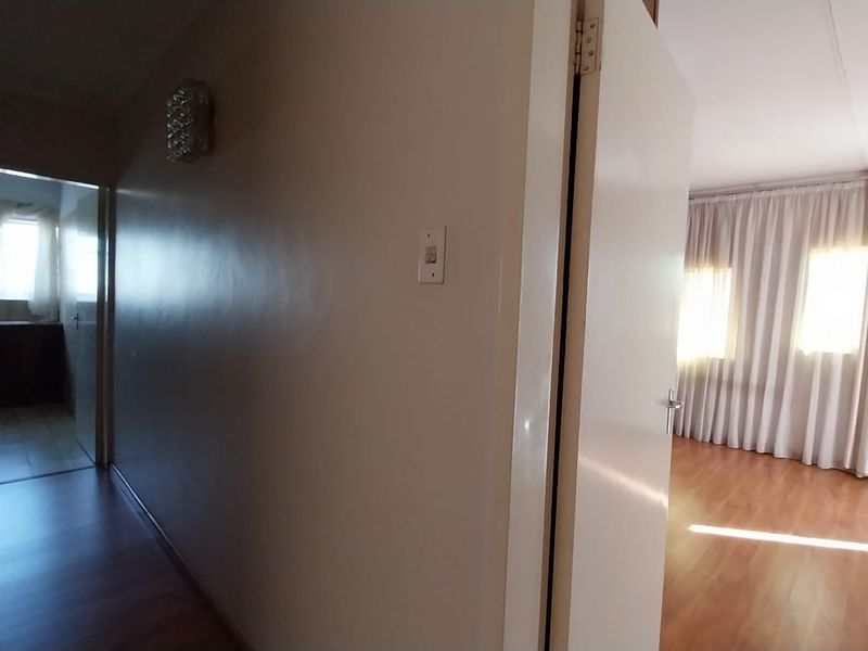 Luxurious Double-Story Estate in Secunda - Photo 6