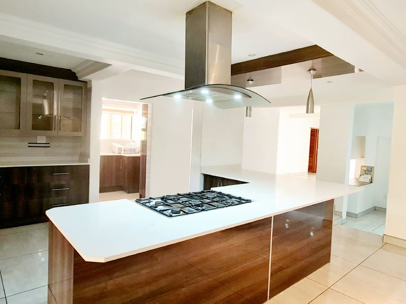 Magnificent house for sale in New Town, Louis Trichardt - Photo 2