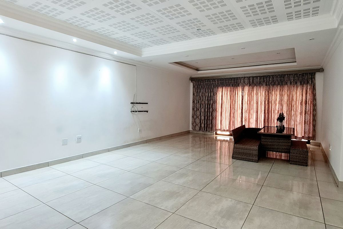 Magnificent house for sale in New Town, Louis Trichardt - Photo 4