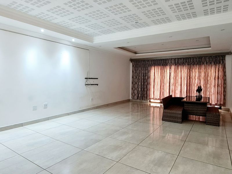 Magnificent house for sale in New Town, Louis Trichardt - Photo 4