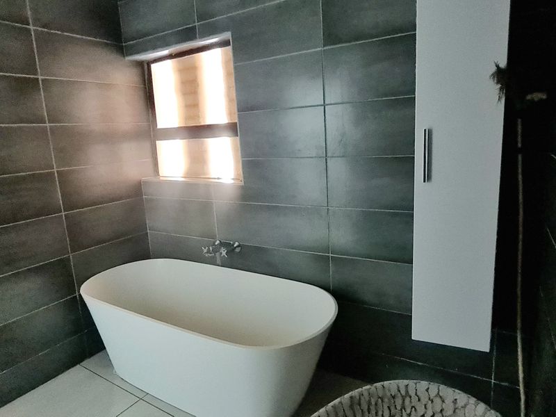 Magnificent house for sale in New Town, Louis Trichardt - Photo 9