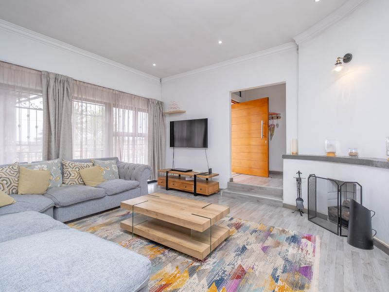 For Sale: Stunning 5-Bedroom House with Modern Amenities and Luxurious Features - Photo 3