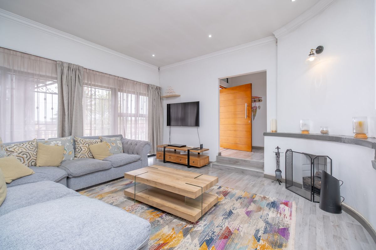 For Sale: Stunning 5-Bedroom House with Modern Amenities and Luxurious Features - Photo 3