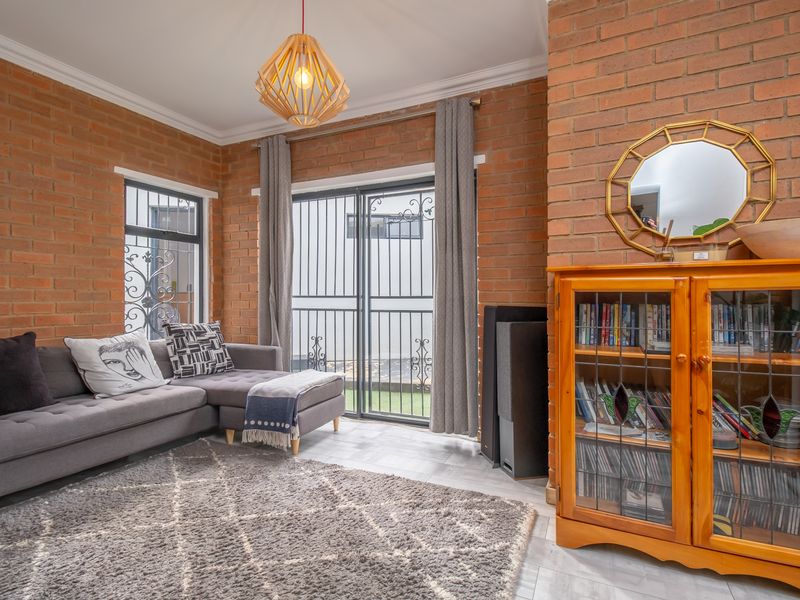 For Sale: Stunning 5-Bedroom House with Modern Amenities and Luxurious Features - Photo 7