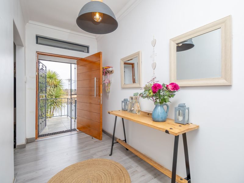 For Sale: Stunning 5-Bedroom House with Modern Amenities and Luxurious Features - Photo 6