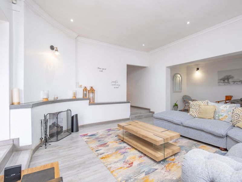 For Sale: Stunning 5-Bedroom House with Modern Amenities and Luxurious Features - Photo 2