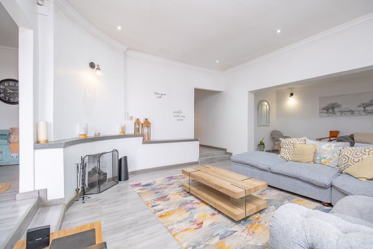 For Sale: Stunning 5-Bedroom House with Modern Amenities and Luxurious Features - Photo 2