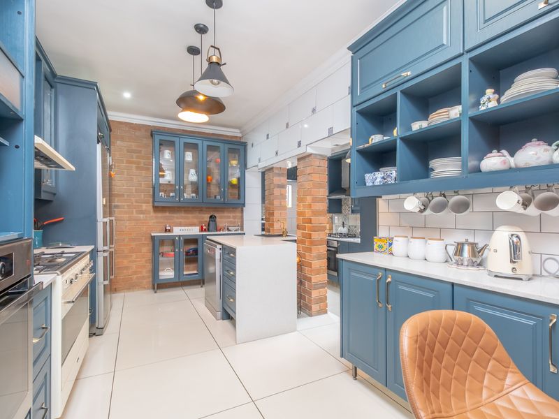 For Sale: Stunning 5-Bedroom House with Modern Amenities and Luxurious Features - Photo 10