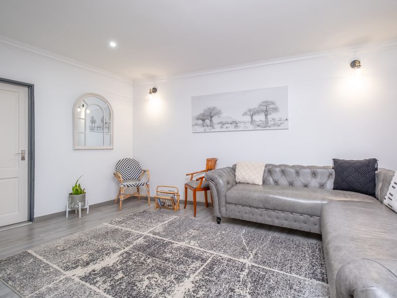 For Sale: Stunning 5-Bedroom House with Modern Amenities and Luxurious Features - Photo 4