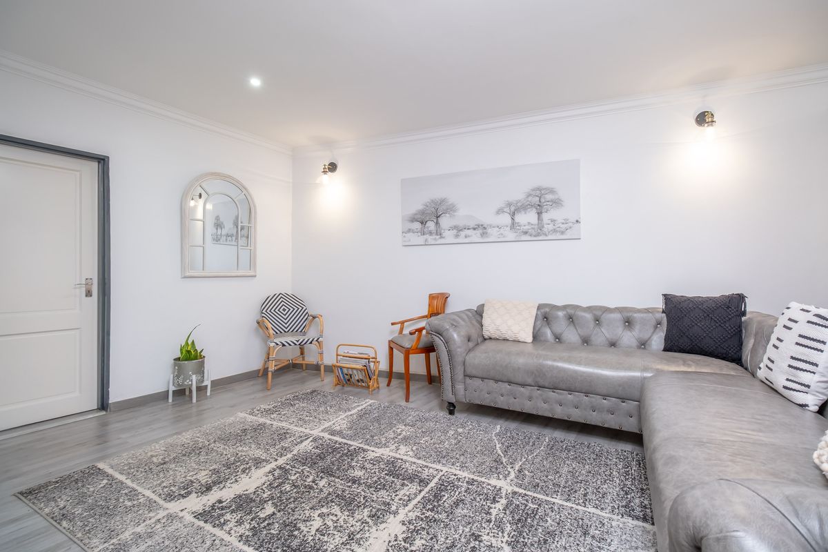 For Sale: Stunning 5-Bedroom House with Modern Amenities and Luxurious Features - Photo 4