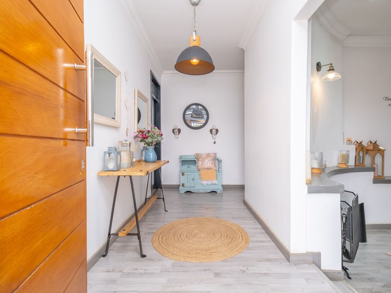 For Sale: Stunning 5-Bedroom House with Modern Amenities and Luxurious Features - Photo 5