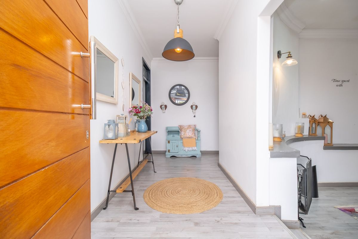 For Sale: Stunning 5-Bedroom House with Modern Amenities and Luxurious Features - Photo 5