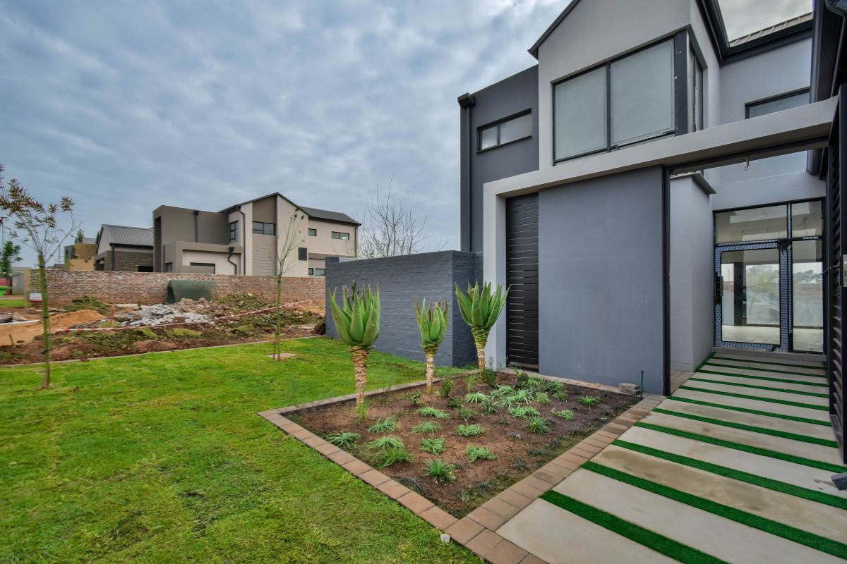 Elegant Family Living in the Prestigious Fountainbrook Estate. - Photo 2