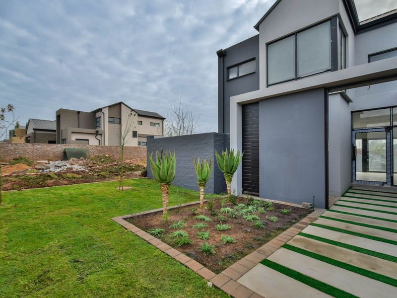 Elegant Family Living in the Prestigious Fountainbrook Estate. - Photo 2