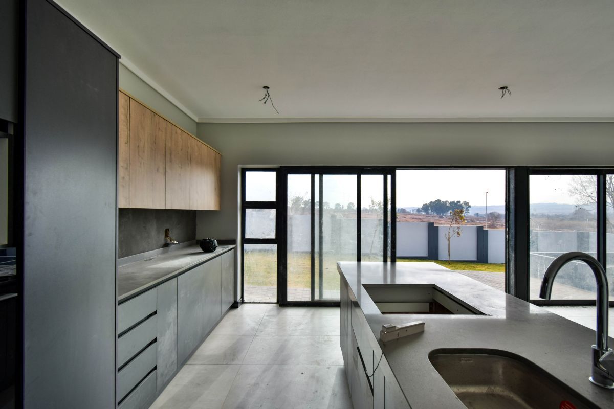 Elegant Family Living in the Prestigious Fountainbrook Estate. - Photo 5