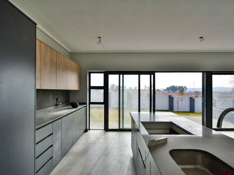 Elegant Family Living in the Prestigious Fountainbrook Estate. - Photo 5